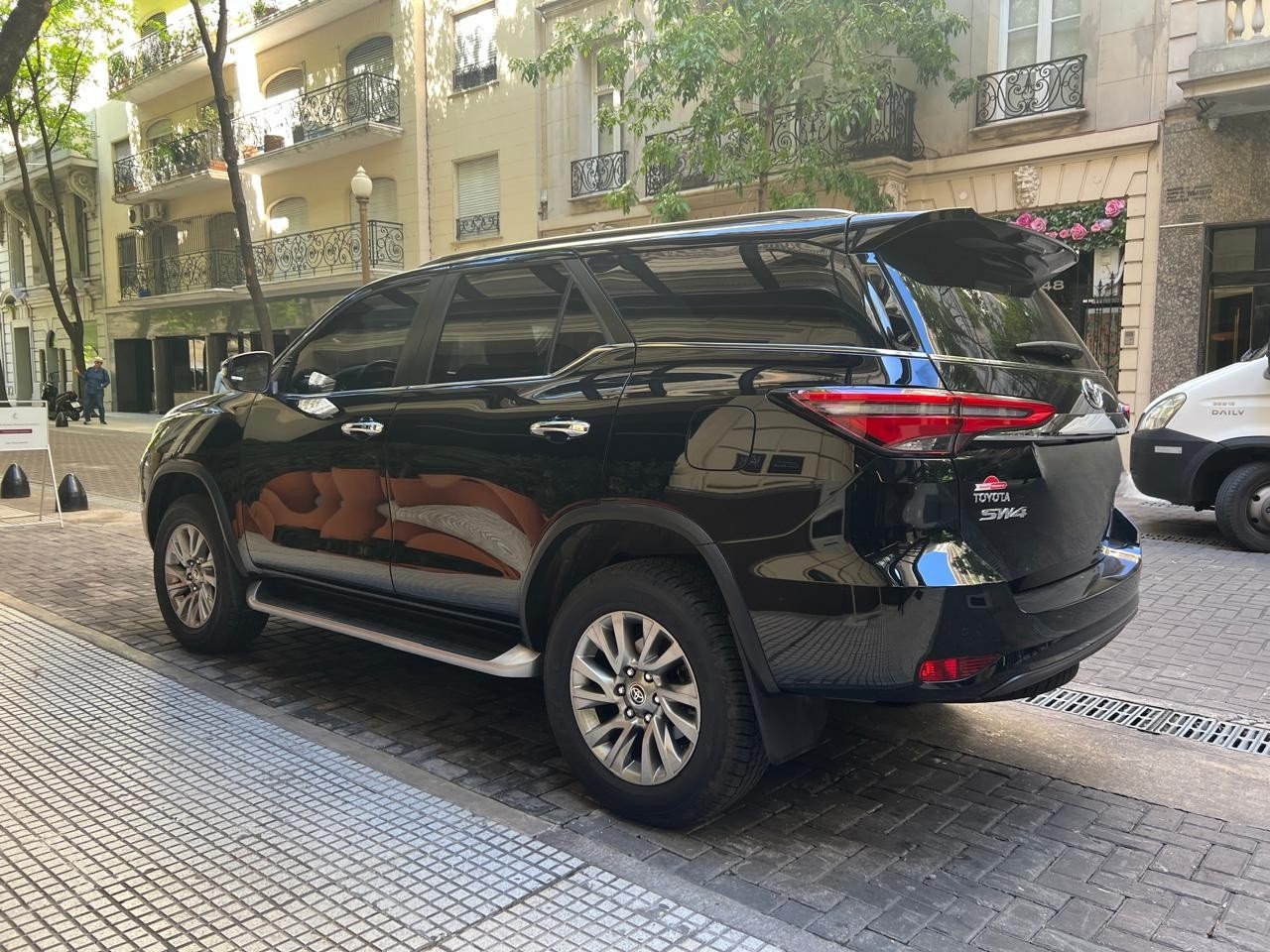 Toyota Fortuner negro Palermo