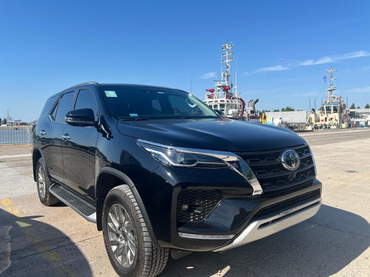 Toyota Fortuner negro frente puerto