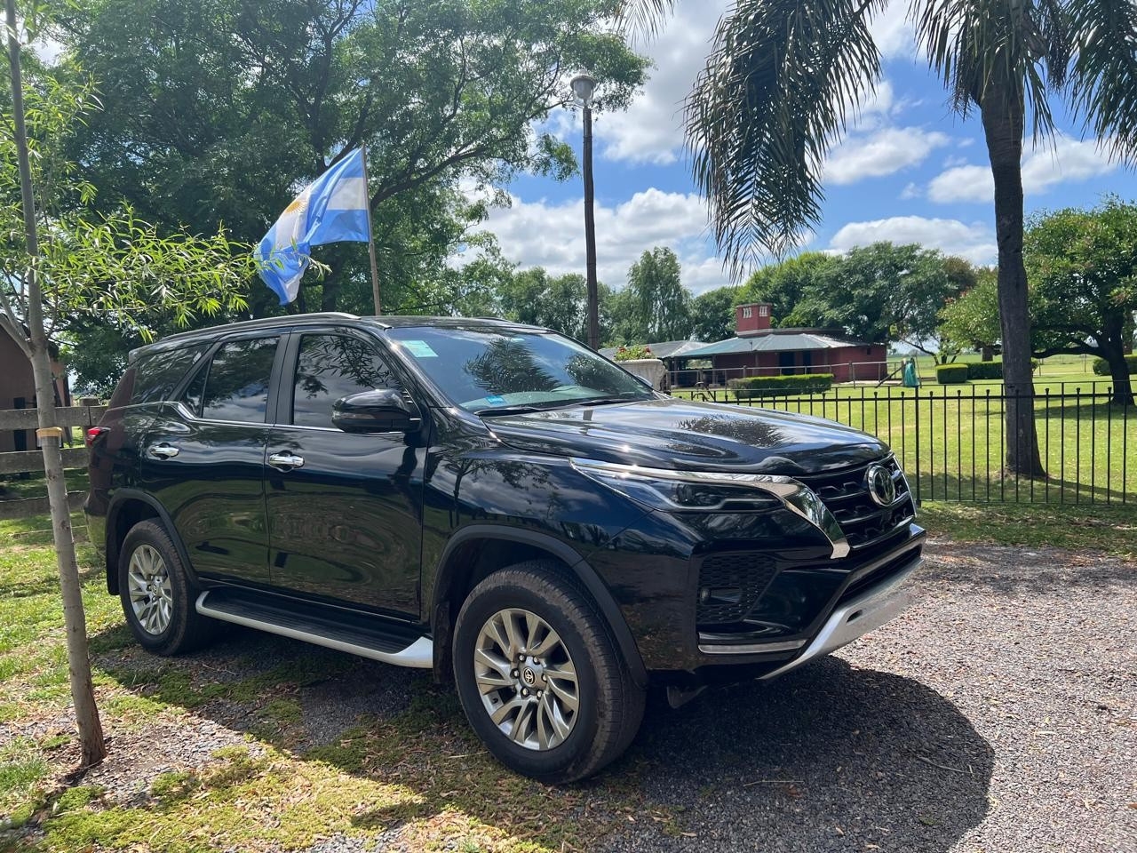 Toyota Fortuner con bandera Argentina