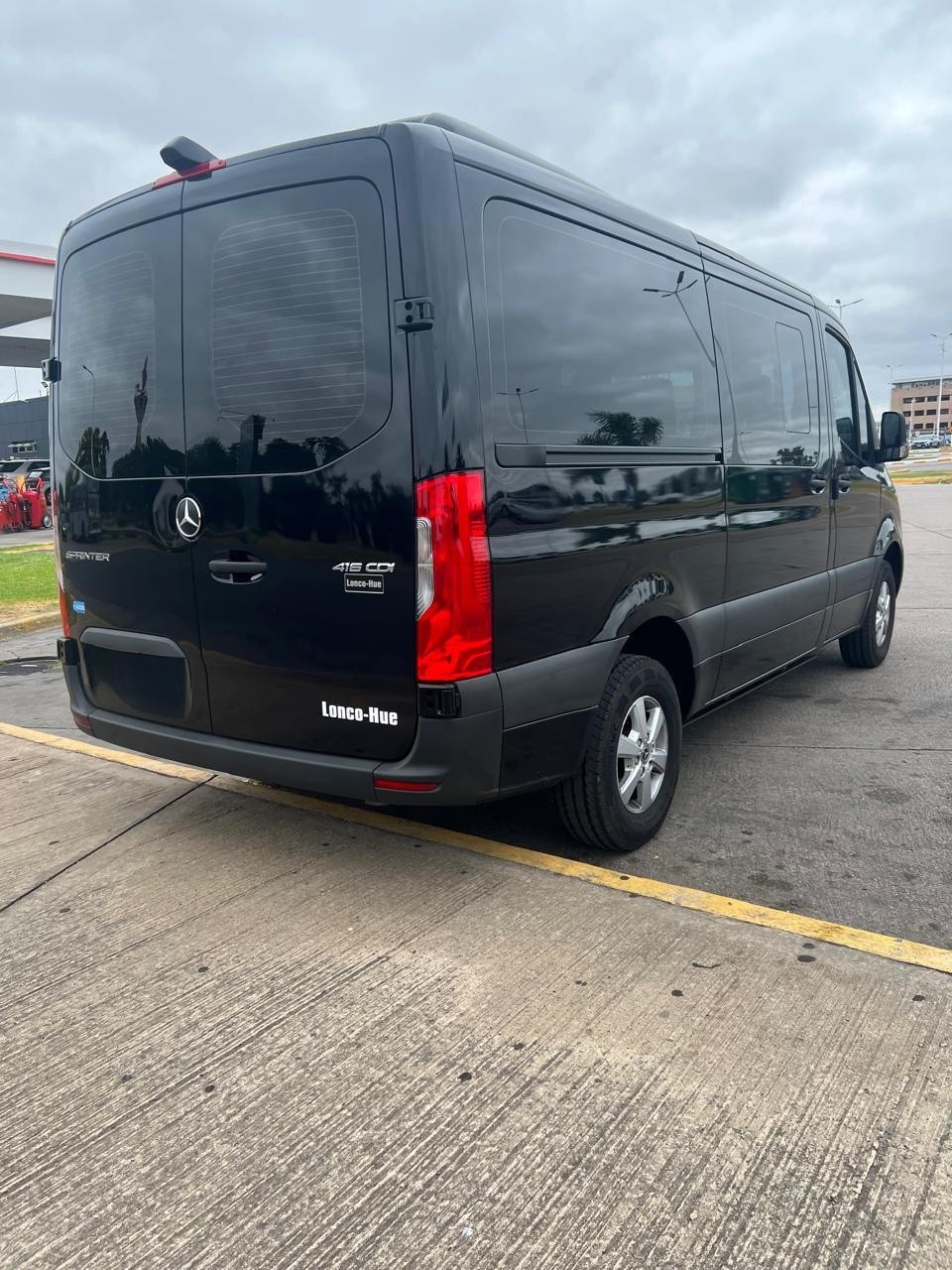 Mercedes Sprinter negro transfer aeropuerto
