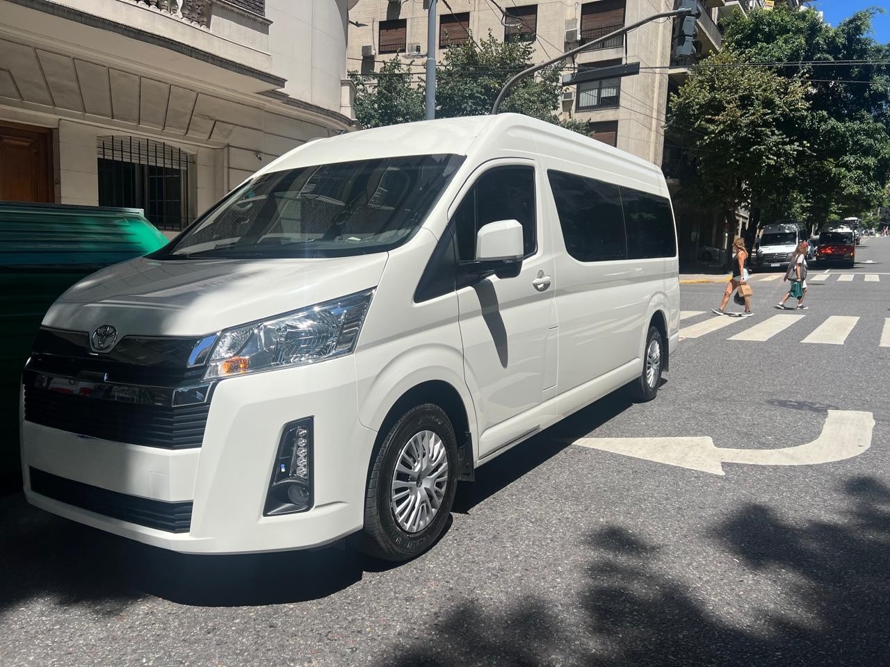 Toyota HiAce blanca ciudad Buenos Aires