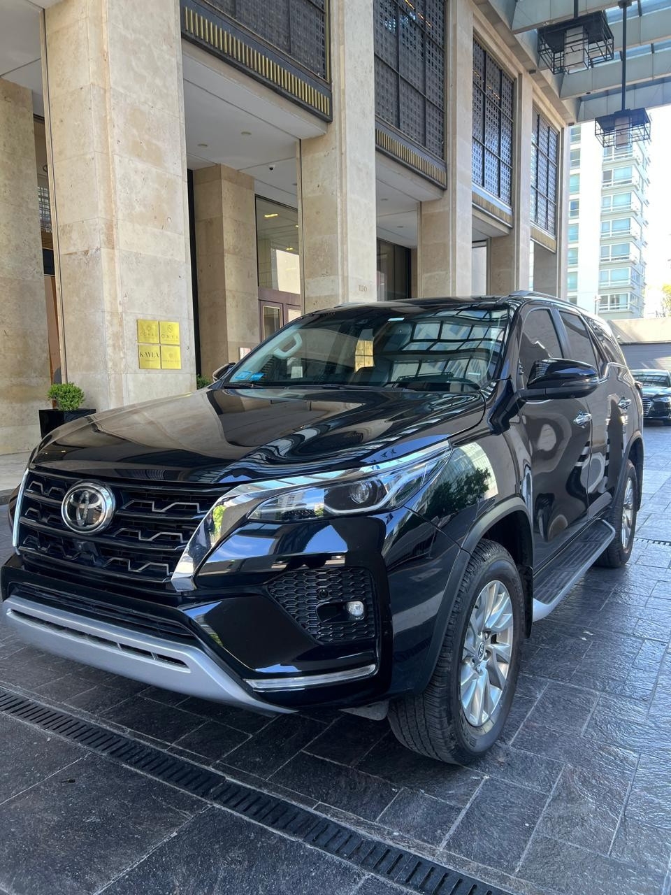 Toyota Fortuner negro hotel Sofitel