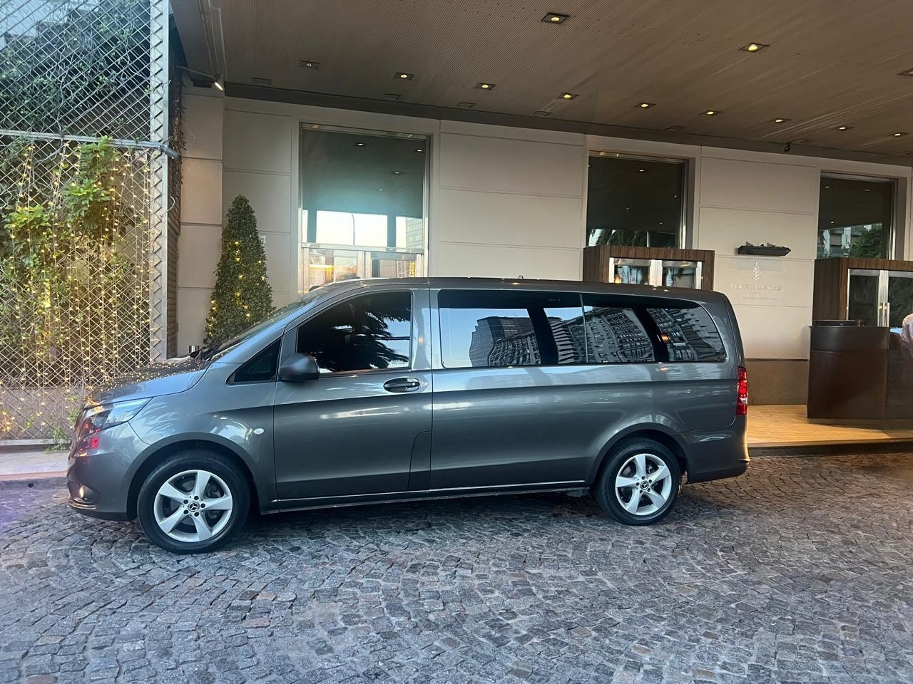Mercedes Vito gris hotel Buenos Aires