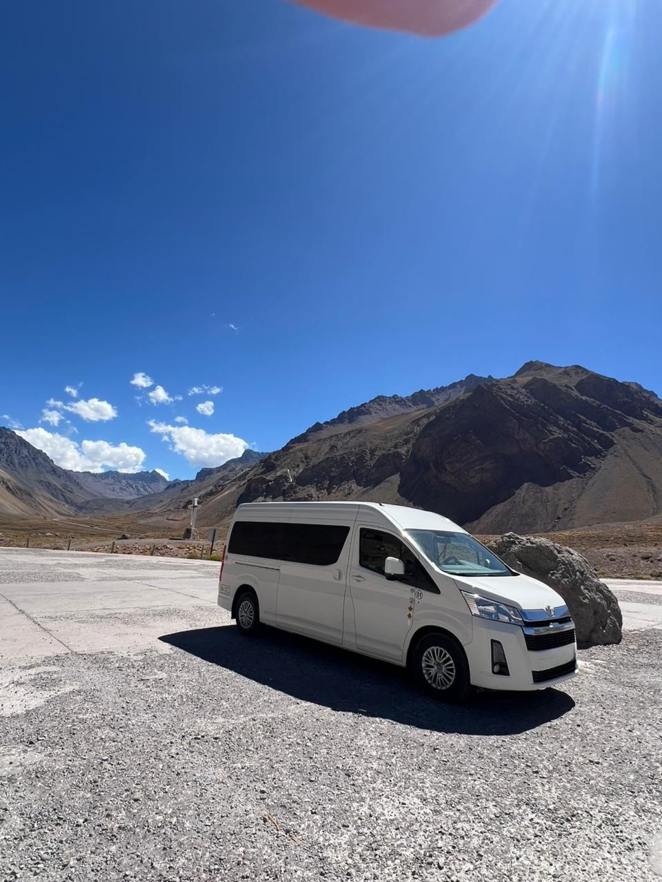 Toyota HiAce blanca cordillera Andes