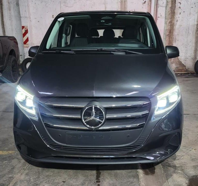 Mercedes Vito nuevo frente luces encendidas