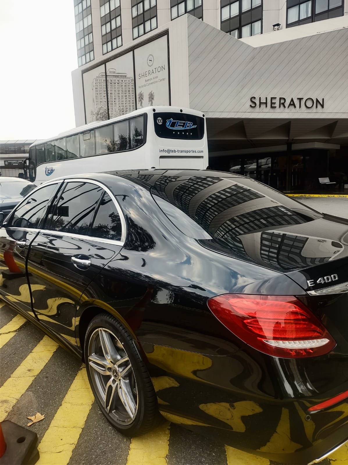 Mercedes E400 frente Sheraton Buenos Aires