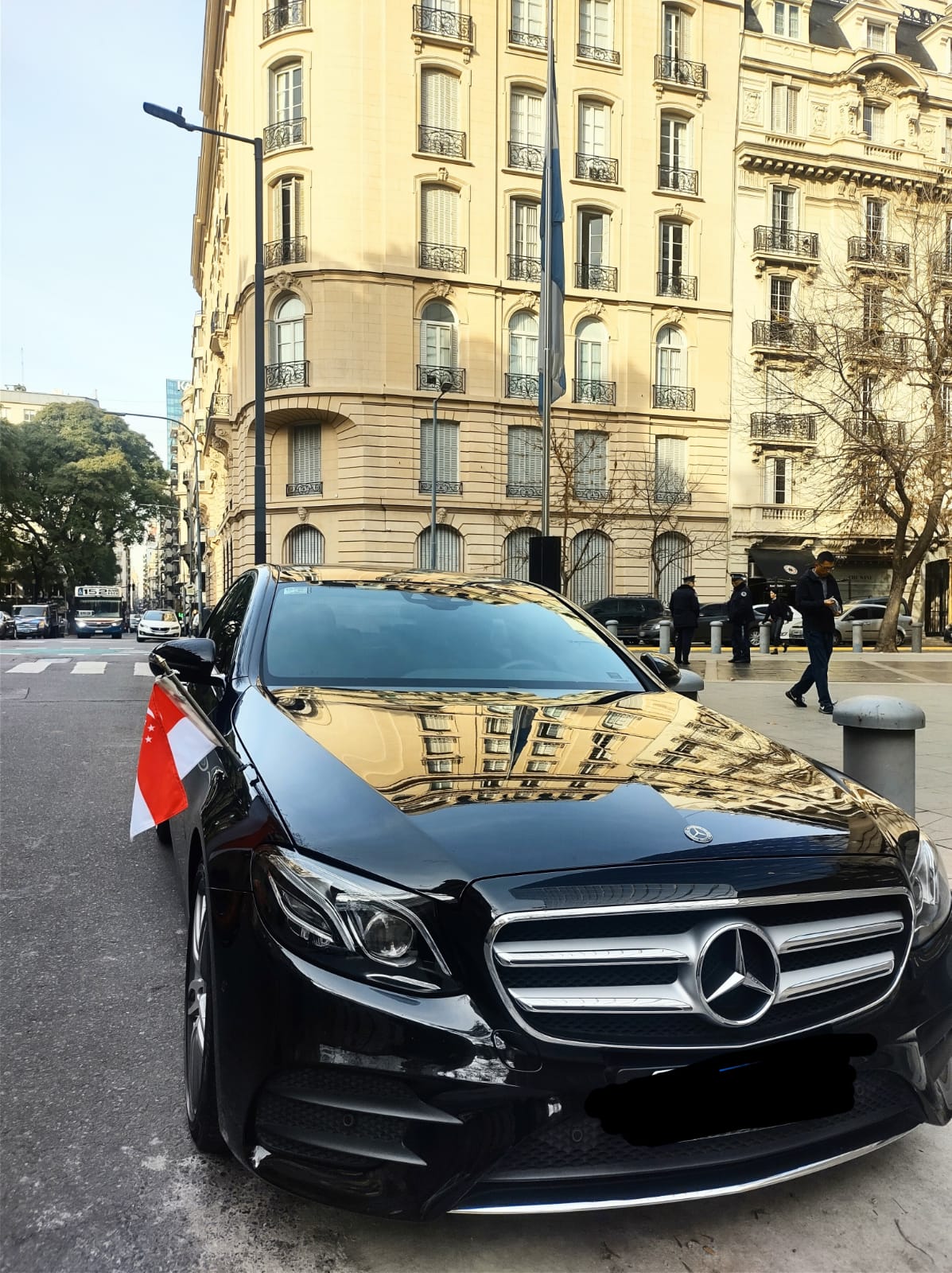 Mercedes E frente edificio Recoleta con bandera