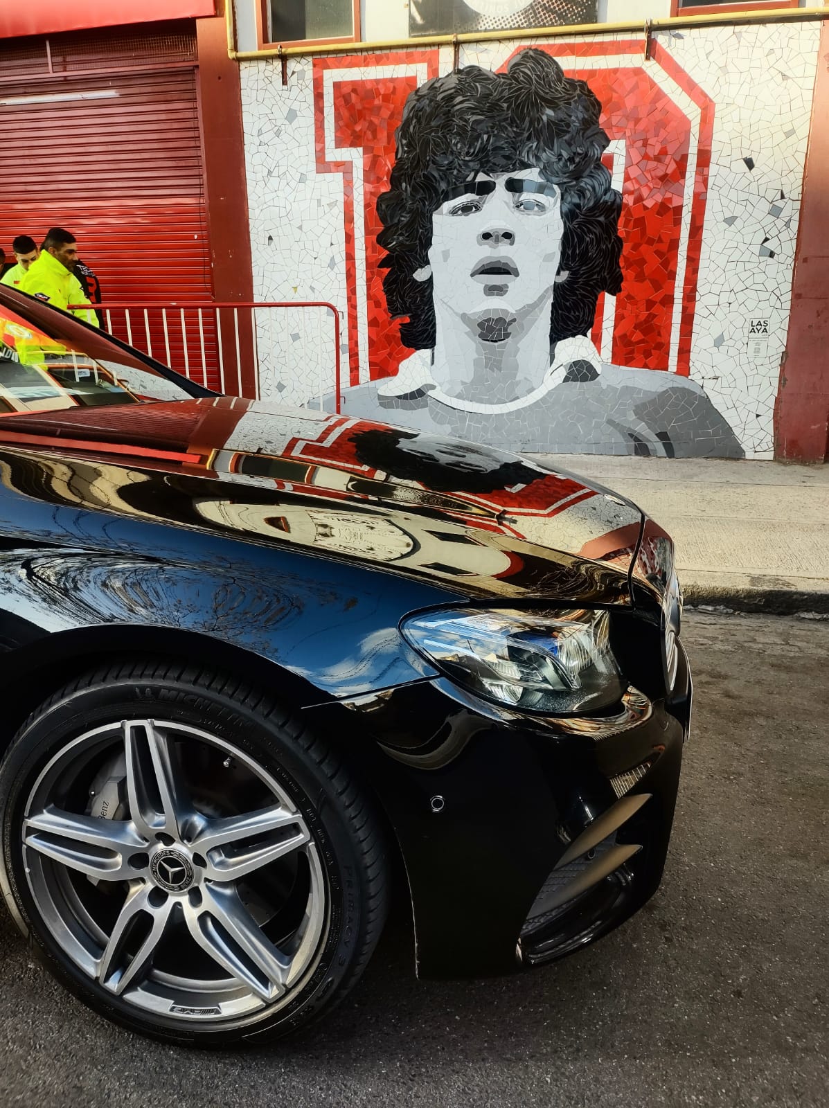Mercedes E frente mural de Maradona La Boca