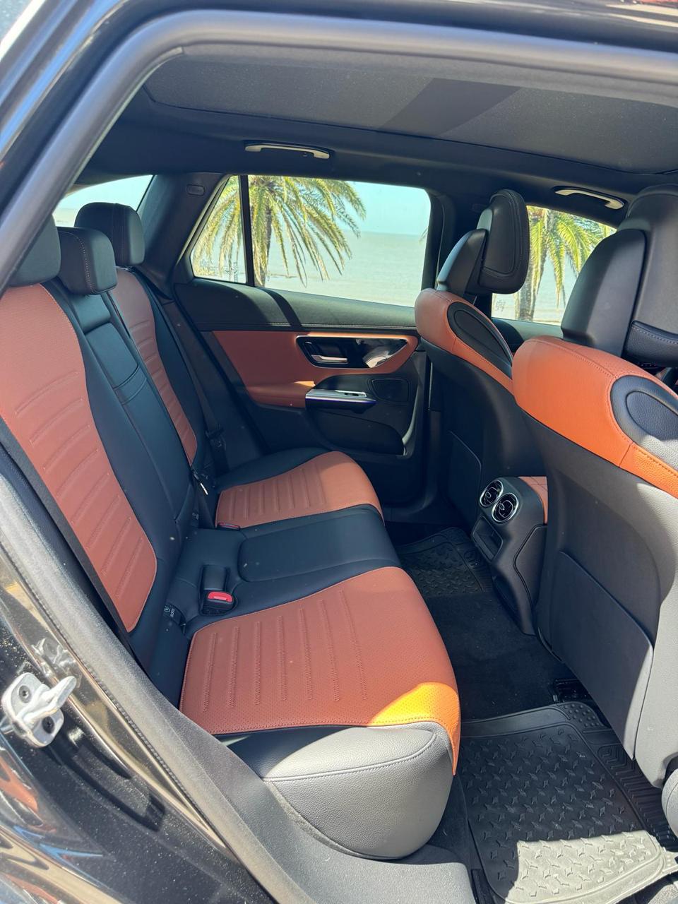 Interior Mercedes GLC cuero naranja asientos traseros