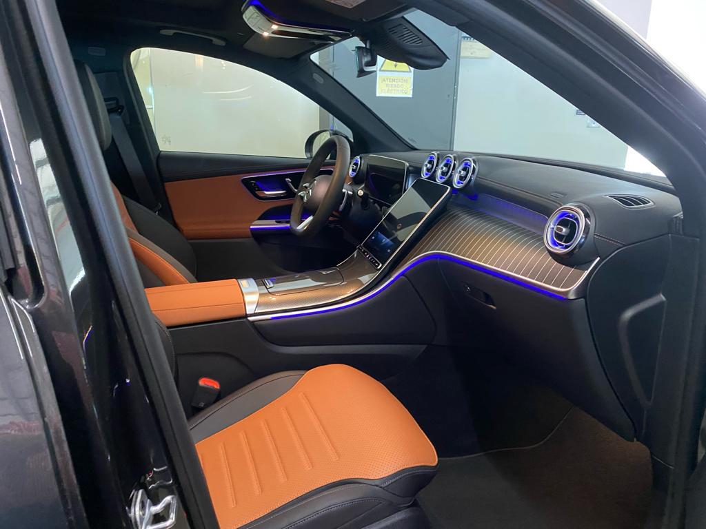 Cockpit Mercedes GLC cuero naranja ambient azul