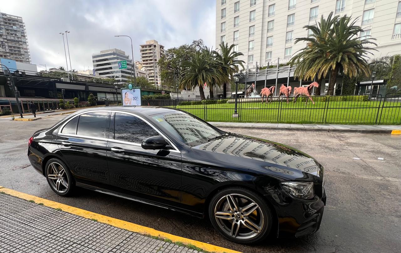 Mercedes E frente Hotel Intercontinental Palermo