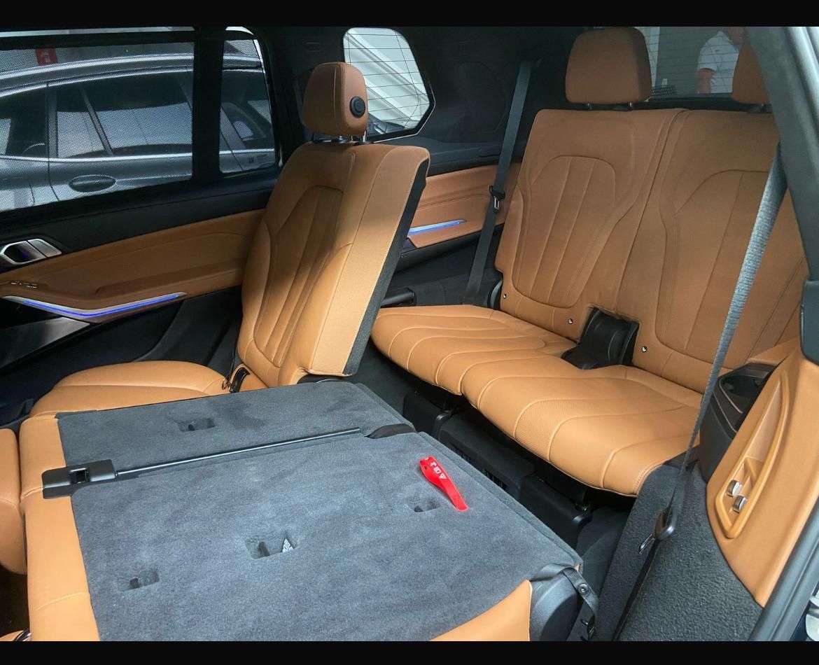 BMW X7 interior cuero camel asientos traseros
