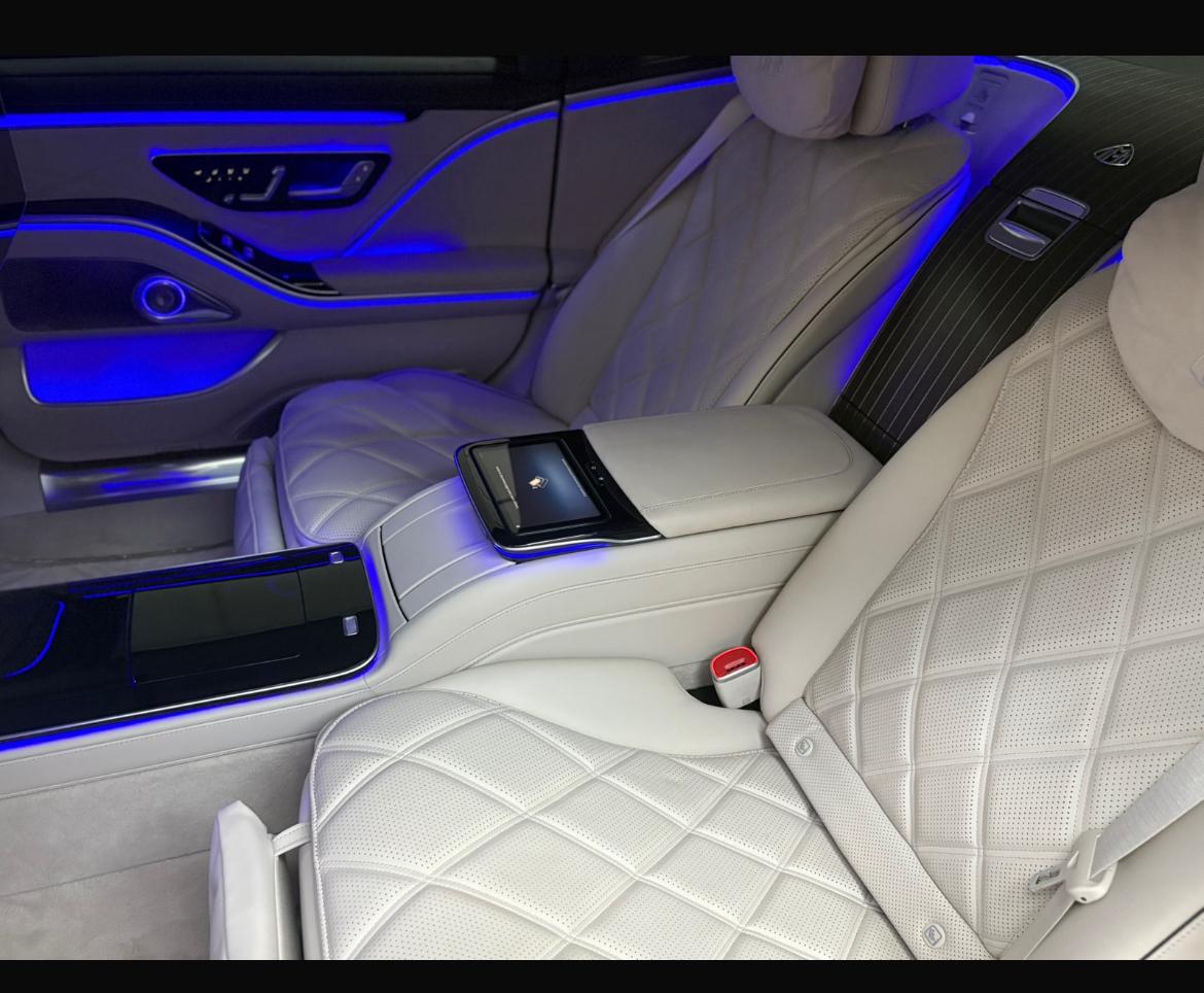 Mercedes S-Class interior blanco cuero diamante ambient azul