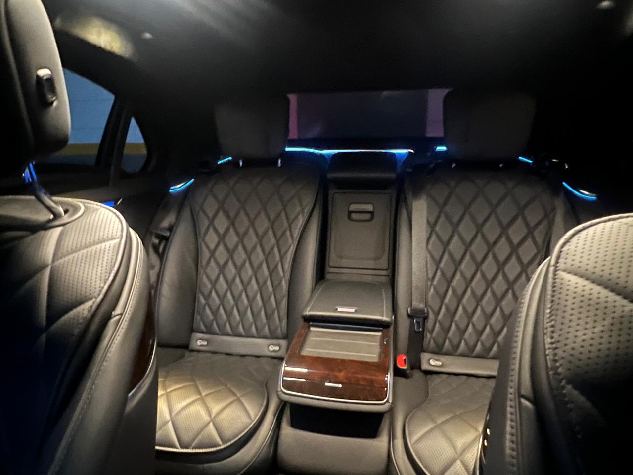 Mercedes S-Class interior negro cuero diamante ambient azul