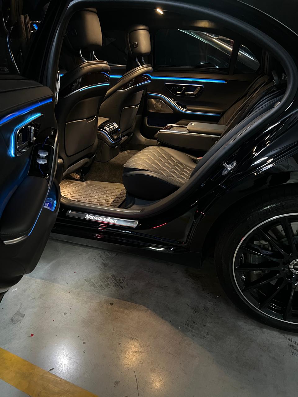 Mercedes S-Class puerta abierta ambient azul interior