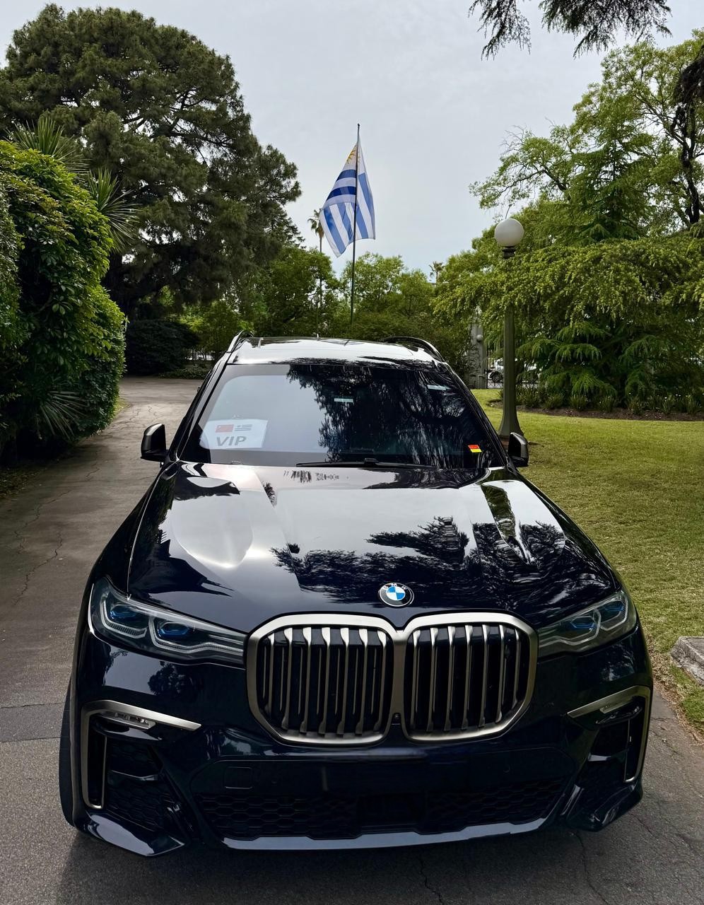BMW X7 VIP frente con bandera Uruguay