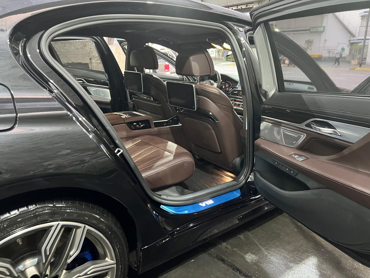 BMW 7 Series frente Congreso Nacional con banderas