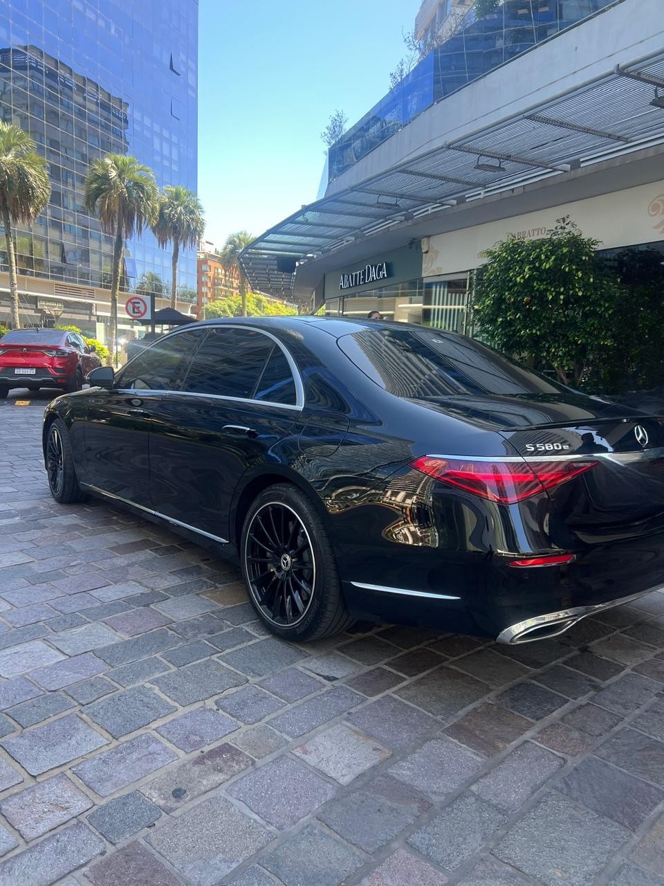 Mercedes S580e negro lateral edificio