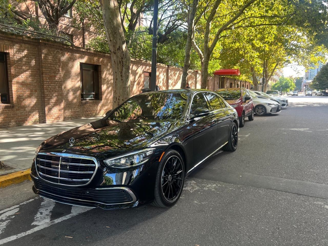 Mercedes S-Class negro lateral Brasil