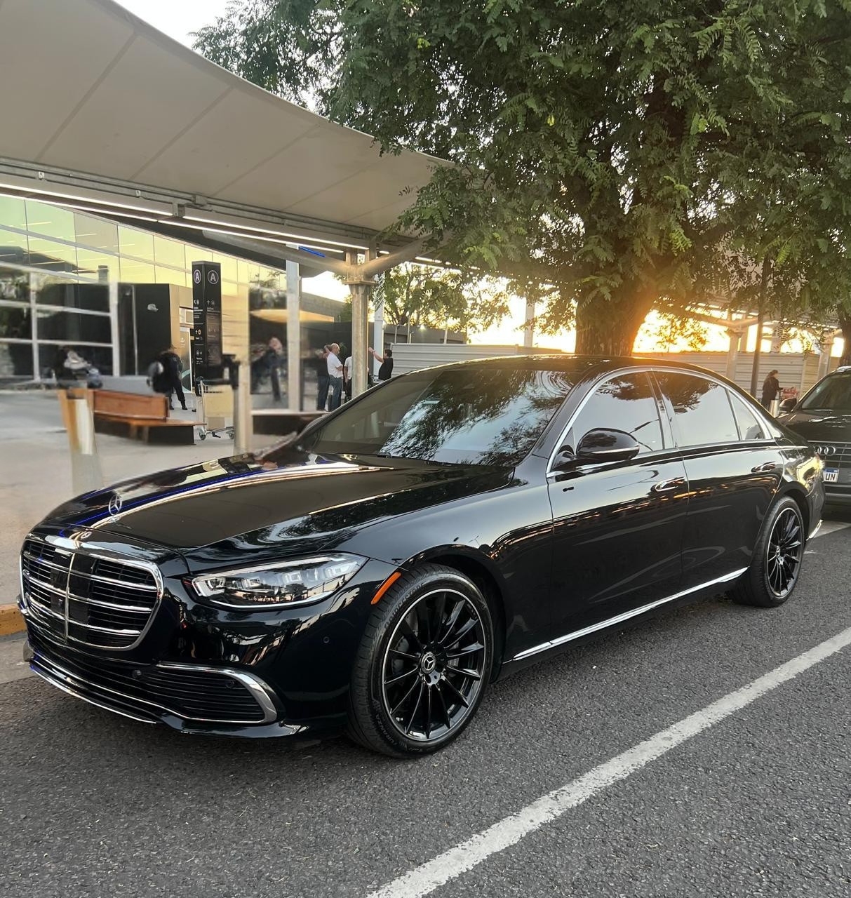 Mercedes S-Class negro frente Brasil