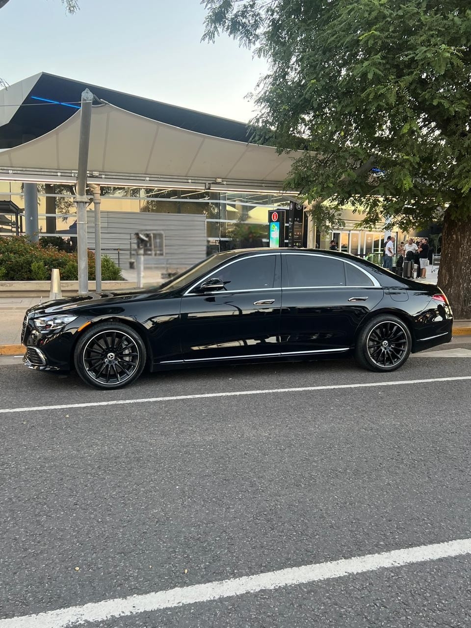 Mercedes S-Class negro puesta de sol aeropuerto